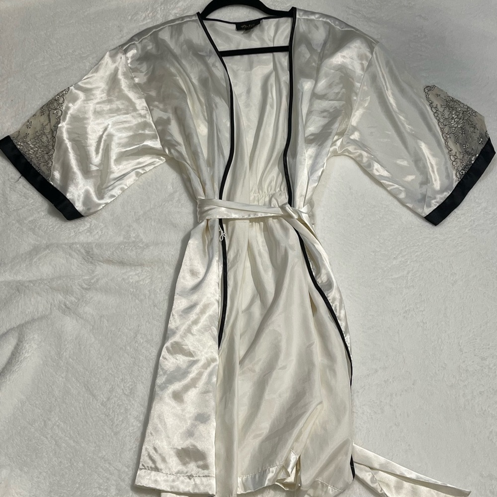 White Satin Robe - Picture 6 of 7